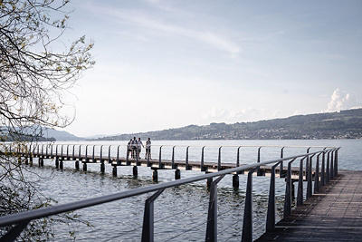 Gruppenbild von Teilnehmern des Walk the Lake im Sonnenuntergang