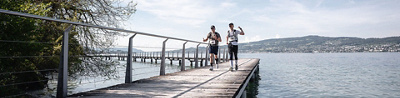 Läufer das Walk the Lake auf Steg am Zürichsee
