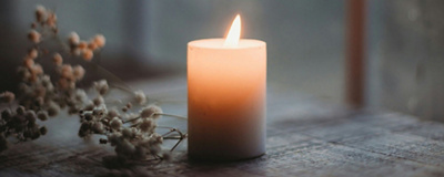 Adventskerze auf Tisch