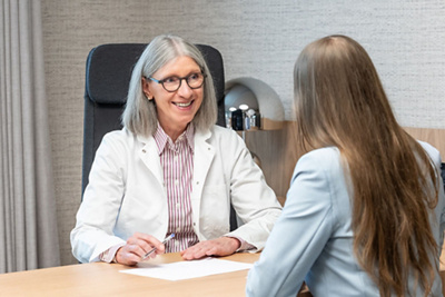 Ärztin im Gespräch mit Patientin