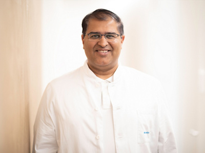 Arzt lächelt in Kamera