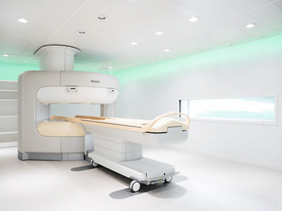 Heller Raum mit grünem, angenehmen Lichteffekt und medizinischer Infrastruktur