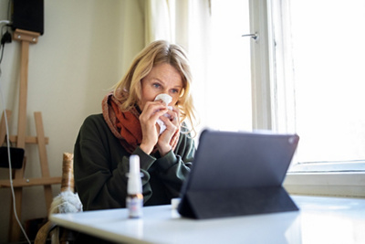 woman holding sinuses