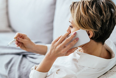 Sanitäter mit Patient im Eingang der Notaufnahme