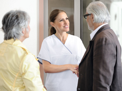 Patient wird von Pflegefachfrau begrüsst