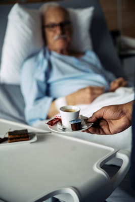 Hotelservice bringt Patient einen Kaffee