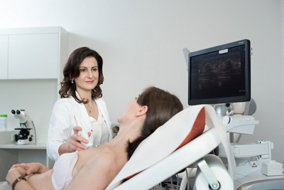 Dr. med. Patrizia Sager untersucht Patientin an der Brust