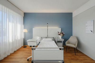Zimmer im Salem-Spital mit Bett, Krippe und Sitzgelegenheiten