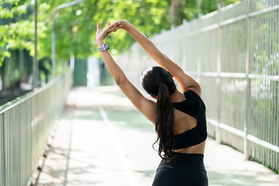 Junge Frau beim Sport in der Natur