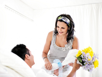 Besucherin mit Blumenstrauss