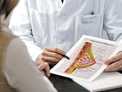 Arzt erklärt den Aufbau der Brust