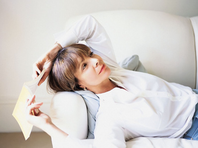 Brustkrebs Frau liegend auf Sofa mit Buch