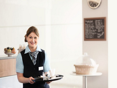 Mitarbeiterin Restaurant Cafeteria serviert