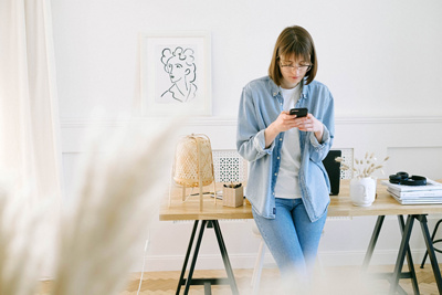 hirslanden-frau-am-smartphone