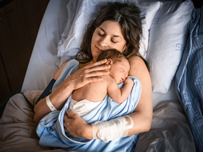 Mutter mit Baby Bonding