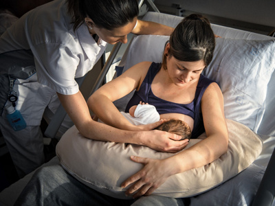 hirslanden-geburt-mutter-stillt-baby