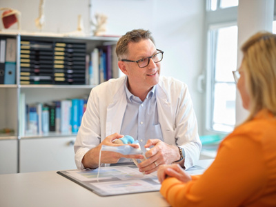 hirslanden-gespraech-arzt-patientin-HIR_neutral_139