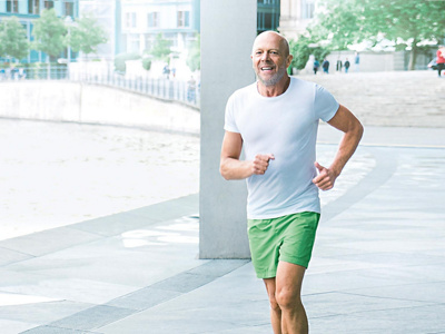 Mann joggt über Strasse