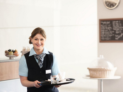 Restaurant Frau serviert Kaffee