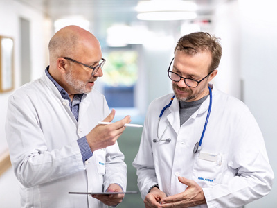 Aerzte bei der Besprechung mit Patient