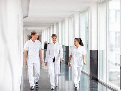 Drei plastische Chirurgen