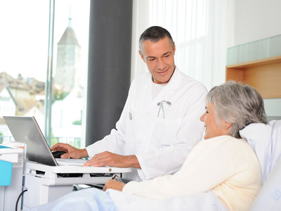 Arzt im Gespräch mit Patientin