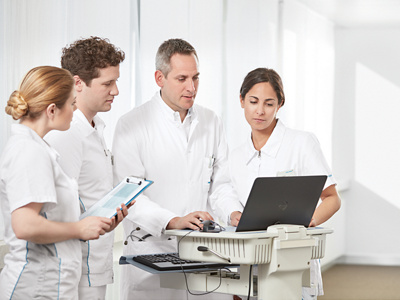 Pflegefachpersonen im Gespräch mit Arzt