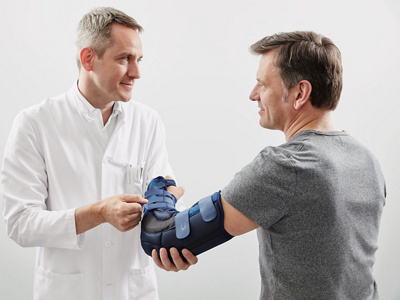 Arzt und Patient beim Nachkontrolltermin