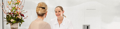 Patientin im Gespräch mit Pflegefachfrau der Hirslanden Klinik Aarau
