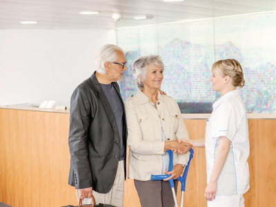 Patientin mit künstlichem Hüftgelenk