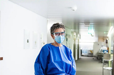 Esther Käufeler in der Isolationsstation der Hirslanden Klinik Aarau