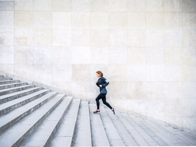 Joggerin läuft eine Treppe hoch