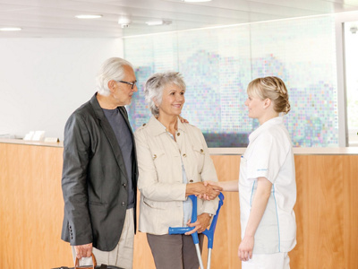 Patientin mit Angehörigem und Pflegefachfrau der Hirslanden Klinik Aarau
