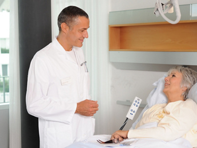 Arzt im Gespräch mit Patientin