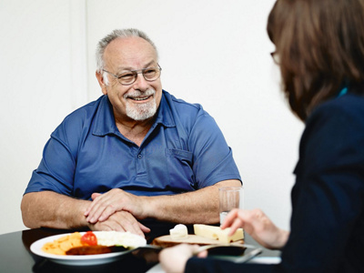 Ernährungsberaterin im Gespräch mit Patient