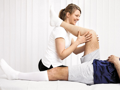 Physiotherapeutin behandelt Patient