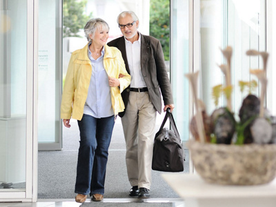 Frau und Mann laufen in Klinik 