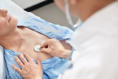 Arzt hört Herztöne bei Patient ab