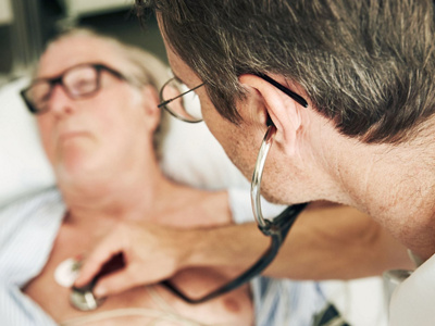 Patient en examen cardiologique