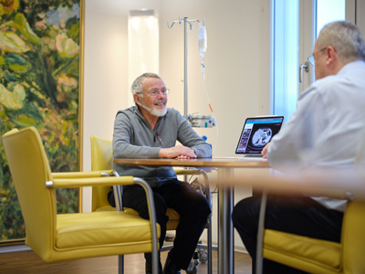 hirslanden-onko-patient-gespraech-infusion-HIR_onko_45835