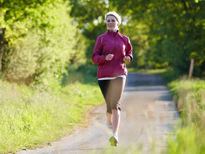 Frau joggt in der freien Natur.