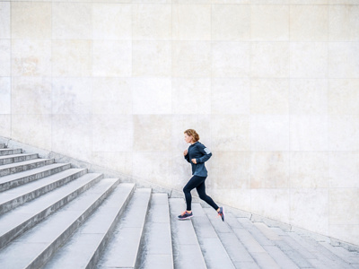 Une joggeuse court les escaliers.
