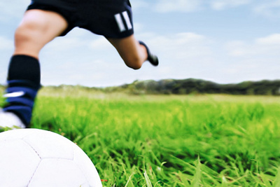 Fussballer kickt in den Ball.