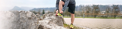 Jogger schnürt sich die Schuhe