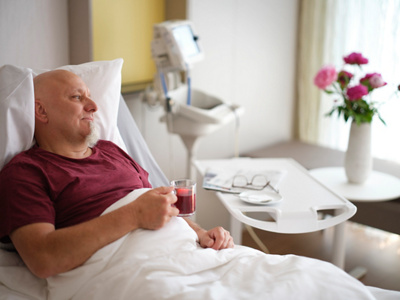 hirslanden-patient-in-bett-tee-getraenk