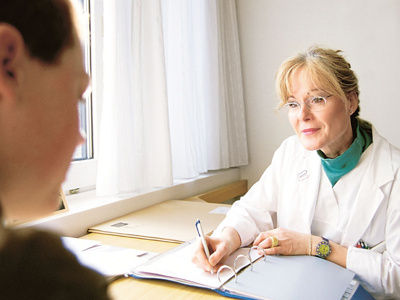 Ärztin ist mit Patientin in Gespräch