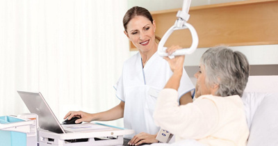 Patientin mit Pflege im Zimmer