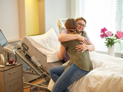 hirslanden-patientin-in-zimmer-verabschiedung-besuch