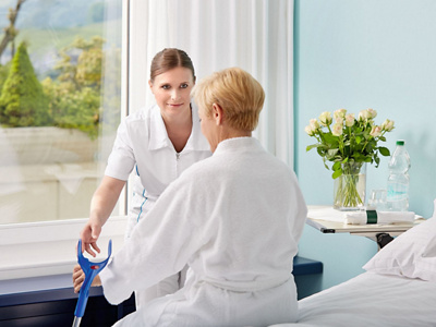 Pflegefachfrau und Patientin