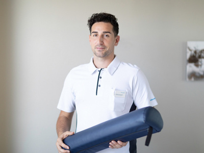 Physiotherapeut hält Trainingsgerät in der Han